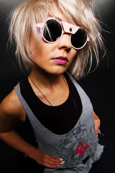 Retrato de mujer joven en gafas de sol divertidas —  Fotos de Stock