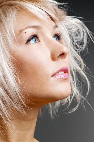 Ładny blond, niebieskie oczy patrząc na coś — Zdjęcie stockowe