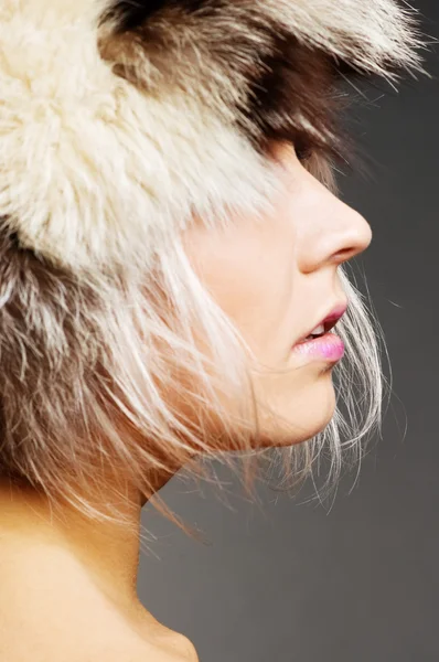 Profil der attraktiven Blondine mit Pelzmütze — Stockfoto