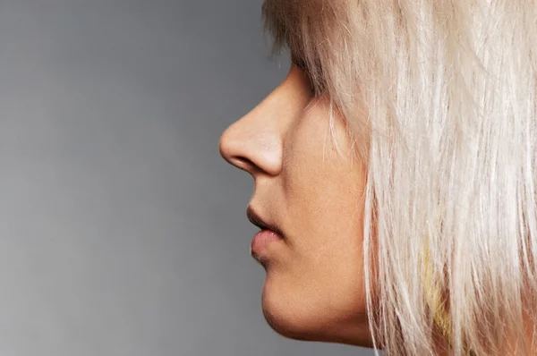 멋진 금발 머리의 측경 — 스톡 사진