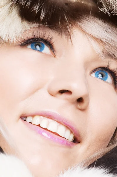 Buźkę blondynką o niebieskich oczach w futrze — Zdjęcie stockowe