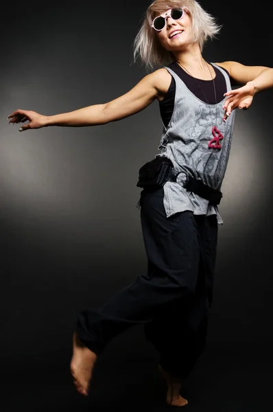 Stilvolle Tänzerin in Bewegung — Stockfoto