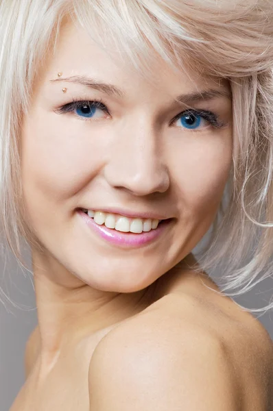 Jeune blonde souriante aux yeux bleus — Photo