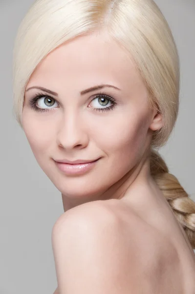 Schöne Blondine auf grauem Hintergrund — Stockfoto