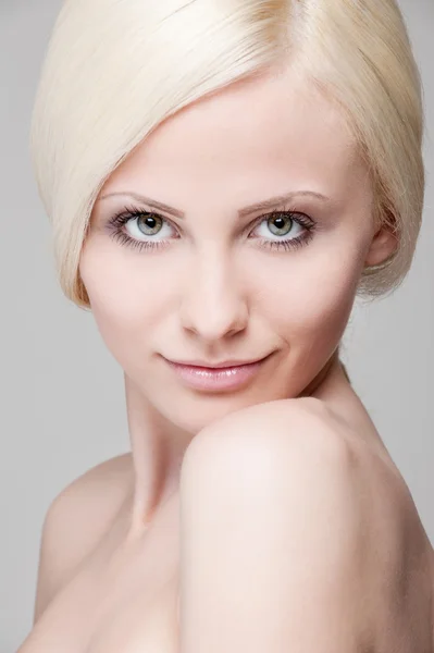 Beautiful blonde over grey background — Stock Photo, Image