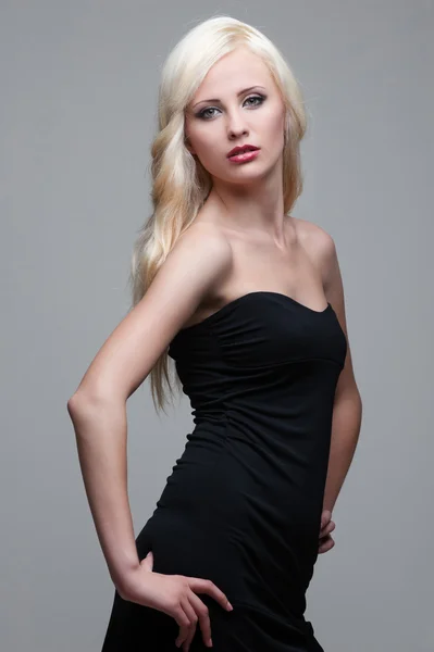 Mooie vrouw in zwarte jurk — Stockfoto