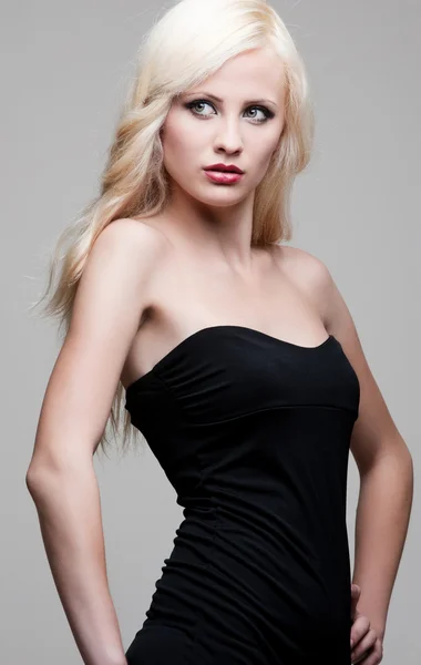美しい黒のドレスの若い女性 — ストック写真