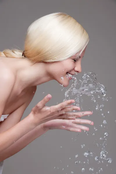 Blonde haar gezicht wassen — Stockfoto