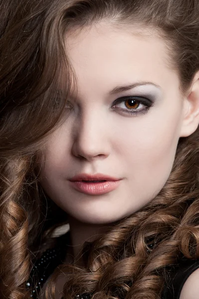 Närbild Porträtt av vacker ung kvinna — Stockfoto