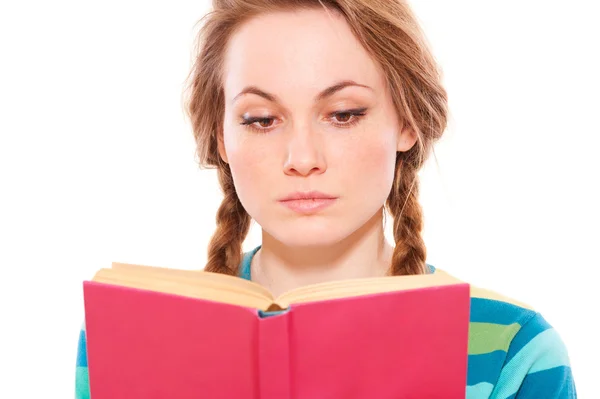 Hübsche Frau liest Buch — Stockfoto