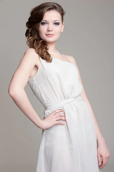 Mooie jonge vrouw in jurk — Stockfoto