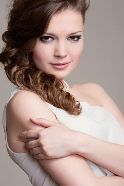 Ung kvinna med frisyr — Stockfoto