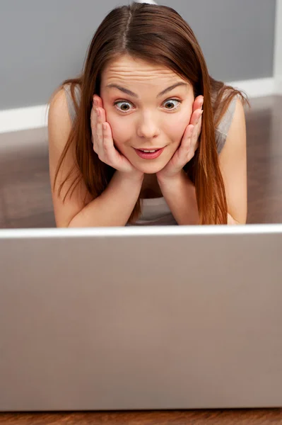 ノート パソコンを探している驚かれる女性 — ストック写真