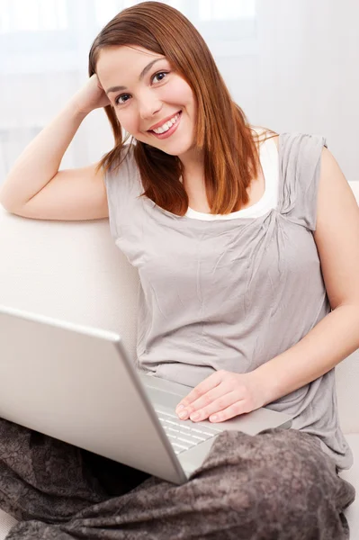 Attraktive Studentin arbeitet am Laptop — Stockfoto