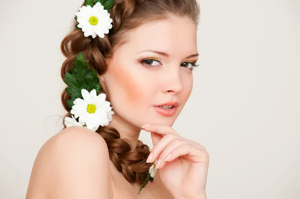 Belle femme avec des fleurs blanches — Photo