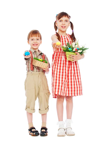 Chłopiec i dziewczynka z Wielkanoc prezenty — Zdjęcie stockowe