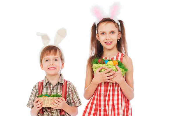 Дети с пасхальными яйцами — стоковое фото
