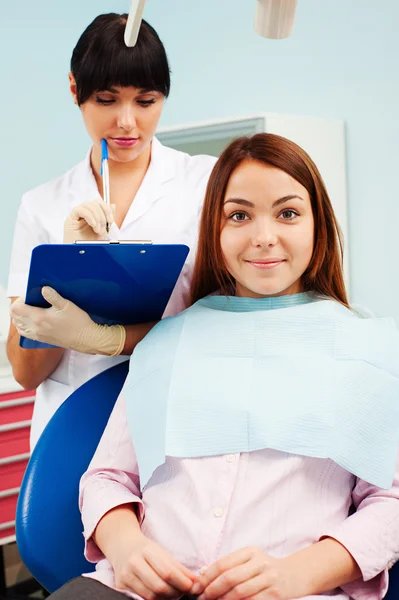 Médico y paciente en el consultorio del dentista — Foto de Stock