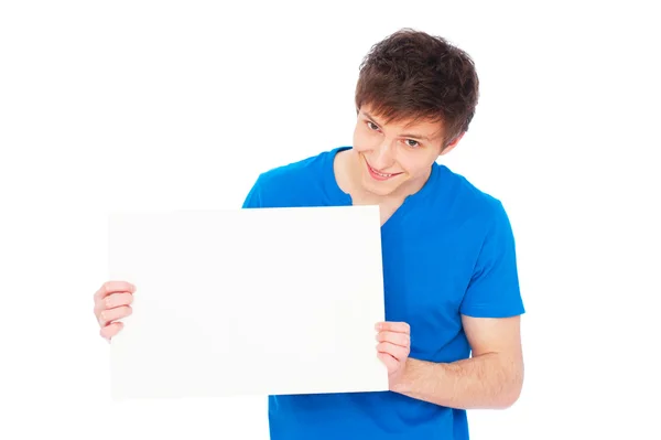 Красивый молодой человек держит пустой рекламный щит — стоковое фото