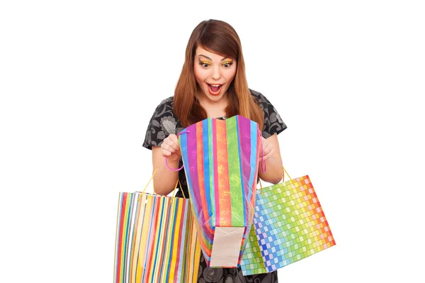 Ευτυχισμένη γυναίκα ψάχνει σε τσάντα για ψώνια — Φωτογραφία Αρχείου