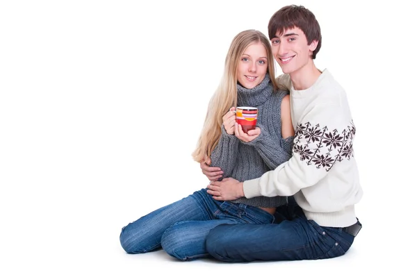 Glückliches junges Paar sitzt auf dem Fußboden — Stockfoto