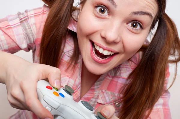 Радостная женщина, играющая в видеоигры — стоковое фото