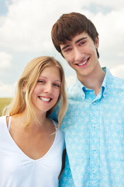 Rindo casal feliz sobre o céu azul — Fotografia de Stock