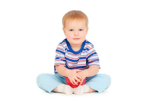 Hübscher kleiner Junge mit rotem Ball — Stockfoto