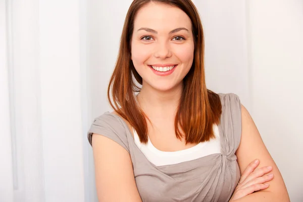 Mooie smiley vrouw over gordijn — Stockfoto
