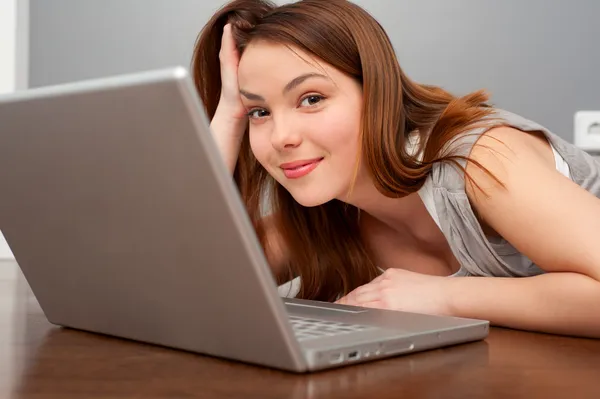 Jolie femme souriante avec ordinateur portable — Photo