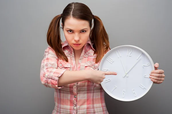 Ciężkie Kobieta wskazując zegar — Zdjęcie stockowe