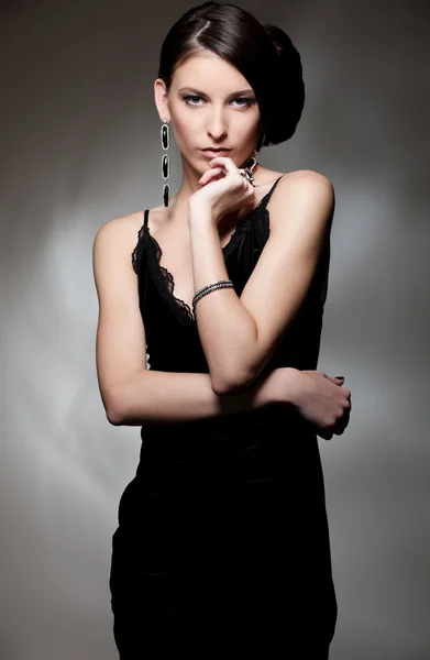 Seksowny szczupły kobieta w czarnej sukni — Zdjęcie stockowe