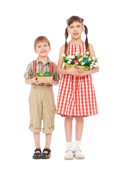 Buźkę chłopiec i dziewczynka z Wielkanoc prezenty — Zdjęcie stockowe