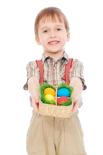 Ragazzo sorridente con uova colorate pasquali — Foto Stock