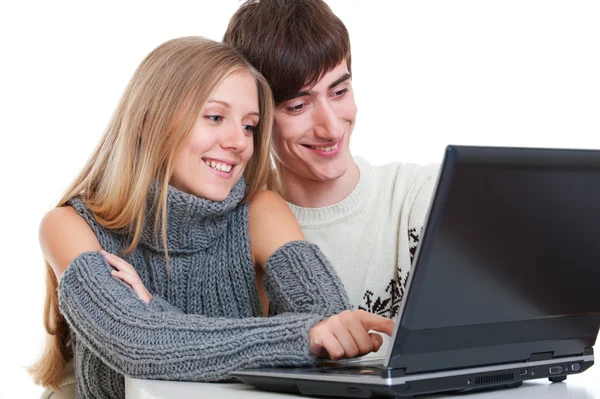 Улыбающаяся пара с ноутбуком — стоковое фото