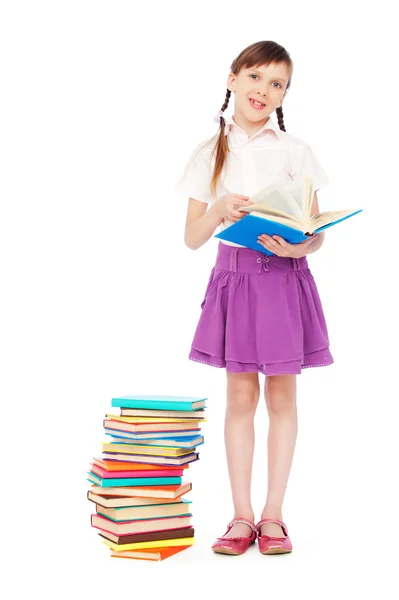 Смайлик школярка стоїть біля книг — стокове фото
