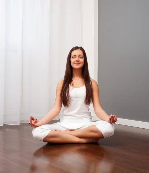 Smiley vrouw doen yoga op kamer — Stockfoto