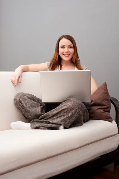 Smiley-Frau sitzt auf Sofa — Stockfoto