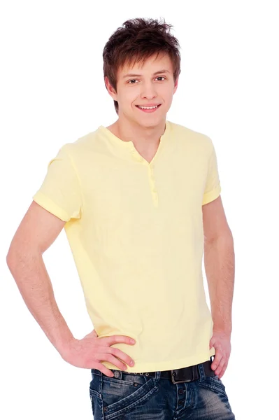 Улыбающийся мужчина в жёлтой футболке — стоковое фото