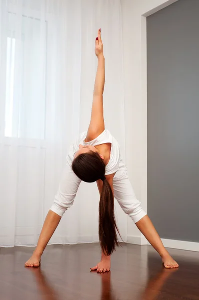 Vrouw doen flexibiliteit oefening — Stockfoto