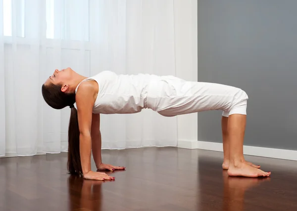 Frau macht Yoga-Übungen — Stockfoto