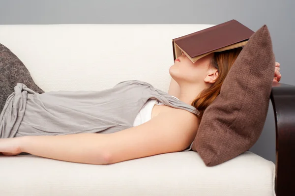 Kobieta sypiająca z książką — Zdjęcie stockowe
