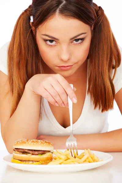 ハンバーガーとポテトを持つ女性 — ストック写真
