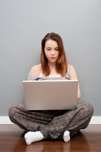 Kobieta z laptopa siedząc na podłodze — Zdjęcie stockowe
