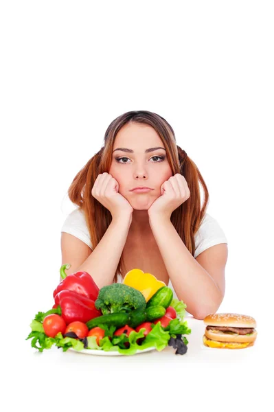 Mulher com legumes e hambúrguer — Fotografia de Stock