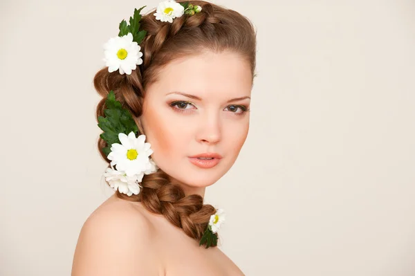 그녀의 머리에 흰 꽃과 여 인 — 스톡 사진