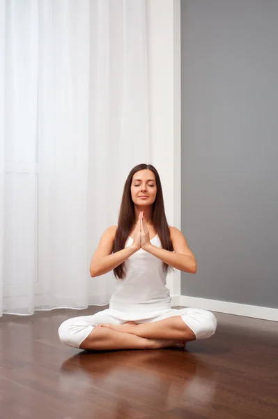 Jonge smiley vrouw doen yoga — Stockfoto