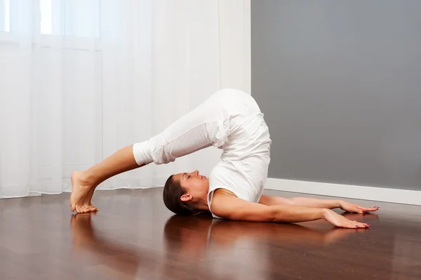 Jonge vrouw stretch yoga doen — Stok fotoğraf