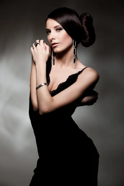 黒のドレスで魅惑的な女 — ストック写真