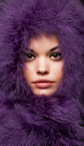 紫色の毛皮の魅惑的な女 — ストック写真